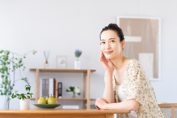 ダイニングでくつろぐ若い女性