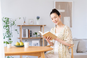 読書する若い女性