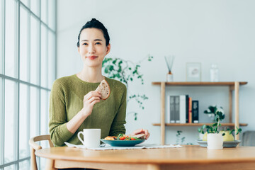 朝食を食べる若い女性