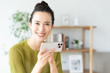 スマホで動画を見る若い女性