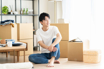 引越しの若い男性
