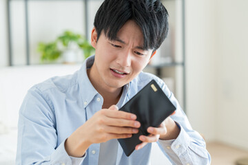 お金に悩む若い男性