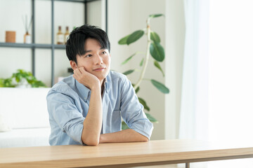 リビングでくつろぐ若い男性