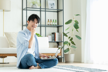 パソコンで悩む若い男性