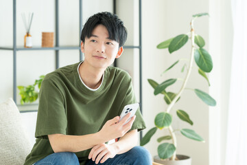 スマホを見る若い男性