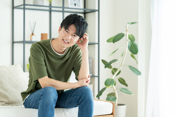 悩む若い男性