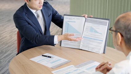 高齢者に営業をするビジネスマン