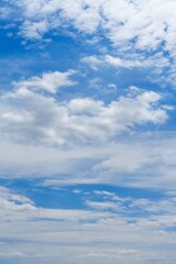 Obraz premium A stunning landscape of lush green hills under a clear blue sky. Fluffy white clouds add charm, perfect for outdoor activities, travel promotions, or nature-themed projects.