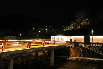夜にライトアップされた長門湯本の橋