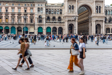 Piazza piena di gente a Milano