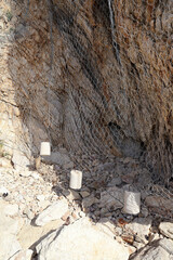 Maintien du filet de protection contre les chutes de pierres