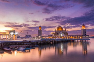 Obraz premium Beautiful mosque by the sea at morning