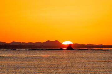 茅ヶ崎海岸、烏帽子岩と日出
