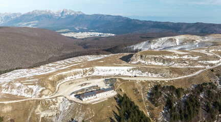 Monte Pizzoc panoramica aerea dall'alto sulle dolomiti  durante giornata di sole e cielo terso
