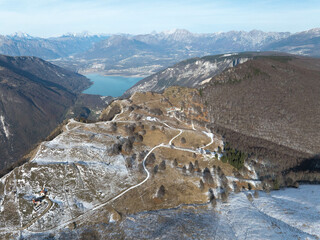 Monte Pizzoc panoramica aerea dall'alto sulle dolomiti  durante giornata di sole e cielo terso con vista sul Lago  di Santa Croce