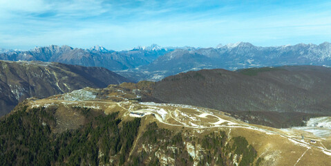 Monte Pizzoc panoramica aerea dall'alto sulle dolomiti  durante giornata di sole e cielo terso