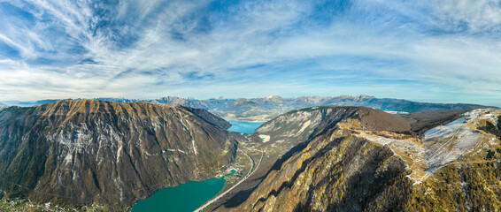 Monte Pizzoc panoramica aerea dall'alto sulle dolomiti  durante giornata di sole e cielo terso con vista sul Lago  di Santa Croce