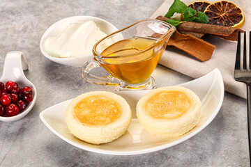 Roasted cheesecakes - Syrniki with honey