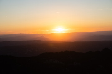 Atardecer entre las montañas con tonos naranjas