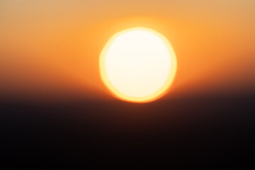 Atardecer entre las montañas con tonos naranjas