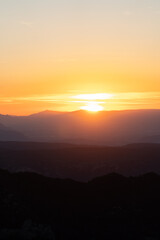 Atardecer entre las montañas con tonos naranjas