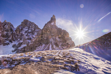 Pale di  San Martino e il Cimon della Pala sulle dolomiti viste dal Passo Rolle durante giornata di sole e cielo blu -paesaggio innevato