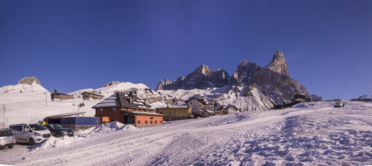 Pale di  San Martino e il Cimon della Pala sulle dolomiti viste dal Passo Rolle durante giornata di sole e cielo blu -paesaggio innevato