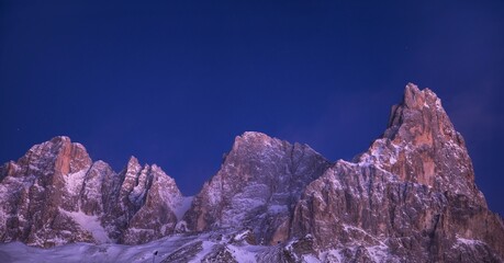 Pale di San Martino durante le suggestive e calde luci del tramonto nel paesaggio invernale