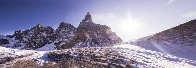 Pale di  San Martino e il Cimon della Pala sulle dolomiti viste dal Passo Rolle durante giornata di sole e cielo blu -paesaggio innevato