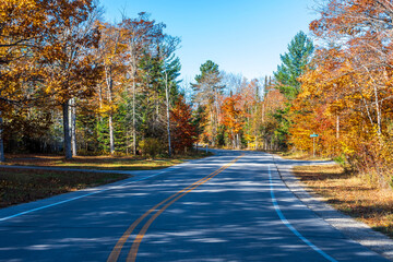 Obraz premium A Road at Autumn in Door County of Wisconsin