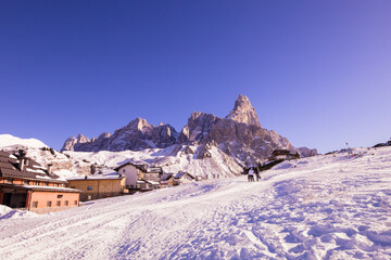 Pale di  San Martino e il Cimon della Pala sulle dolomiti viste dal Passo Rolle durante giornata di sole e cielo blu -paesaggio innevato
