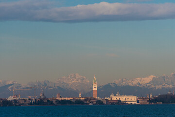 Panorama di Venezia con il campanile di Piazza San Marco e il Palazzo ducale con le Dolomiti...