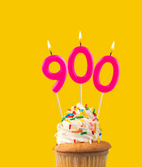 Pink candles forming the number 900 - Number of views, views or followers.