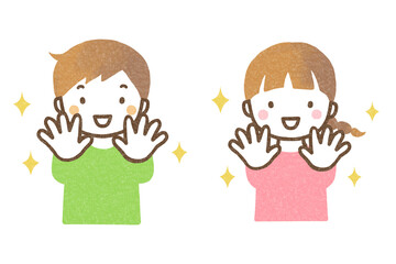 清潔になった手を見せる子供