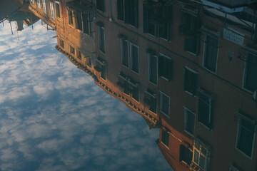 Le case di Venezia si riflettono nell’acqua di un canale creando una diagonale