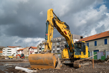 Retroescavadora giratória no nivelamento de terras em preparação para a construção de...