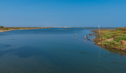 Le canal du Rhône à Sète dans l'Hérault, avec à l'horizon, la ville de Palavas-les-flots, France