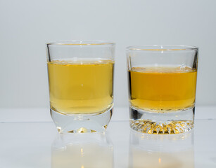 ショットグラスのウイスキー無印と１２年