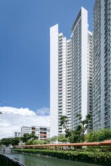 Obraz premium HDB with canal and covered walkway next to the estate at Mcnair Road, Singapore