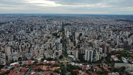 Obraz premium Aerial view of Belo Horizonte, Brazil, showcasing the city’s expansive skyline and urban layout under a cloudy sky.