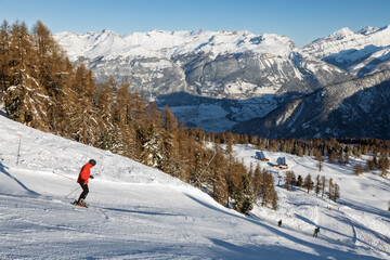 Skieur sur les pistes de ski de la station de montagne de Vercorin, dans les Alpes suisses