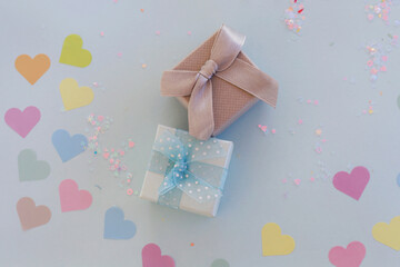 Obraz premium valentines day, gifts on a blue background and hearts.