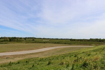 Obraz premium The countryside horizon on a sunny summer day.