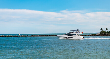Obraz premium Luxury yacht in Miami. Summer vacation. Motor yacht boat in sea. Boat trip. Travel destination. Boat in the sea. Advertisement. Yacht starts its sea trip. Seascape view of luxury yacht in sea