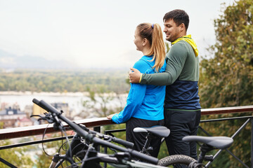 Obraz premium Beautiful happy couple with bicycles spending time together outdoors