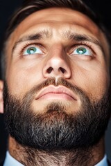 Obraz premium A man with a beard looking up at the sky