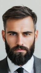 Obraz premium A man with a beard wearing a suit and tie