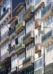 Obraz premium Tall building in Porto city windows with typical Portuguese style architecture.