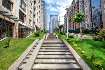 Obraz premium Urban escape with vibrant greenery and modern architecture in a bustling city