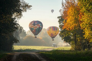 Obraz premium Brightly colored hot air balloons ascending into sky.
